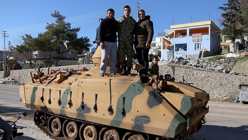 Gülbaba köyündeki vatandaşlardan askerlere sevinç gösterisi