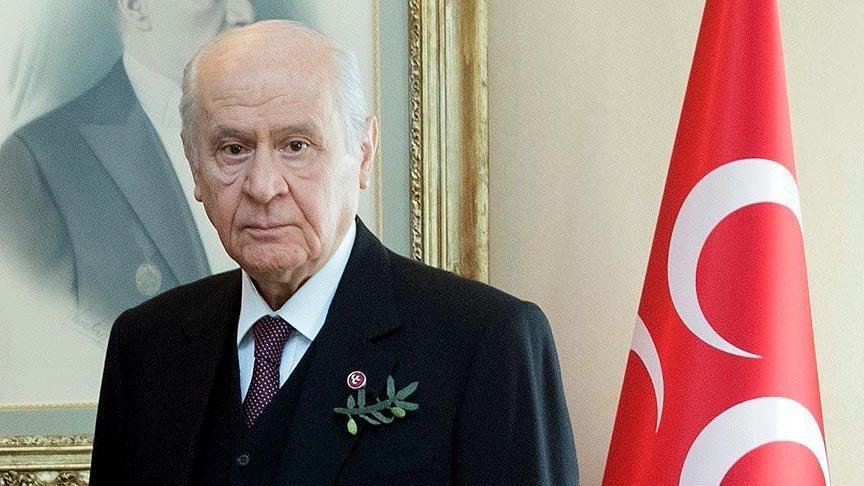 Bahçeli yakasına ‘zeytin dalı’ taktı