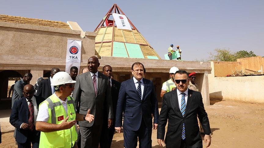 Başbakan Yardımcısı Çavuşoğlu Sudan’daki Ali Dinar Sarayı’nı inceledi