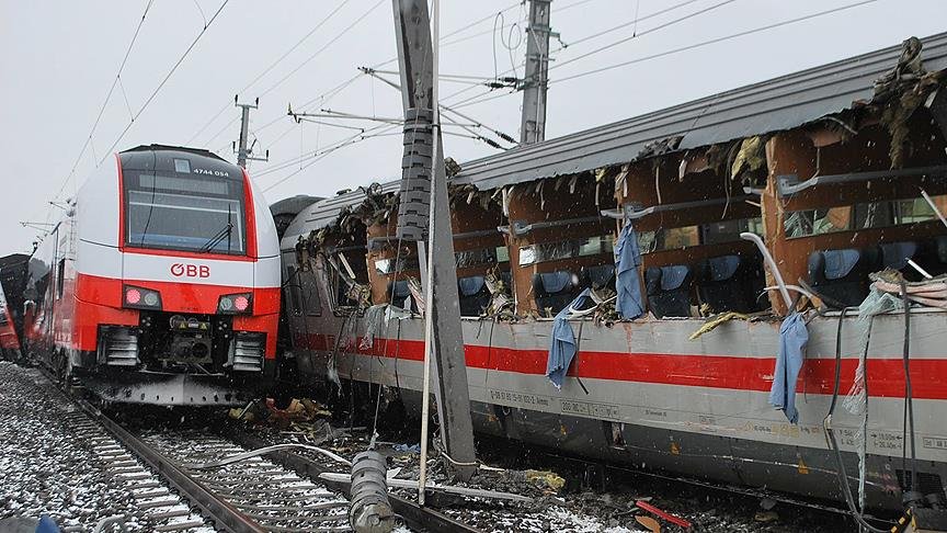 Avusturya’da iki yolcu treni çarpıştı