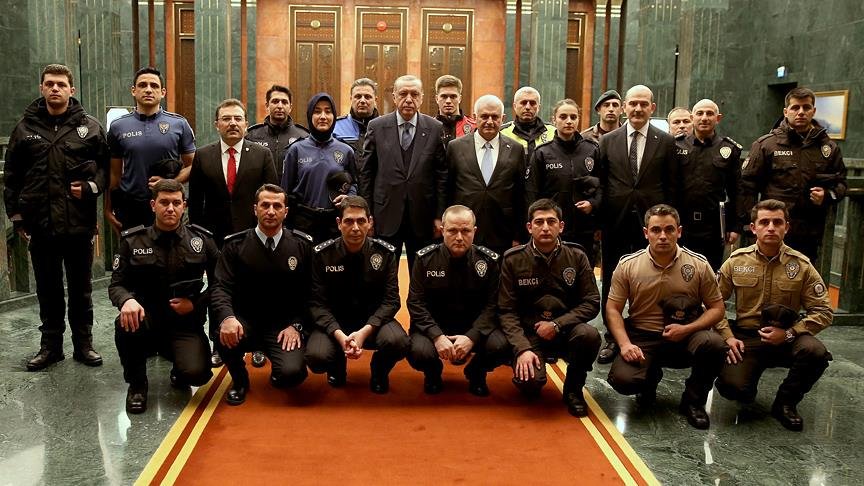 Emniyet personeli yeni üniformalarıyla Külliye’de