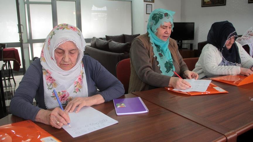 65 yaşından sonra okuma yazma öğreniyorlar