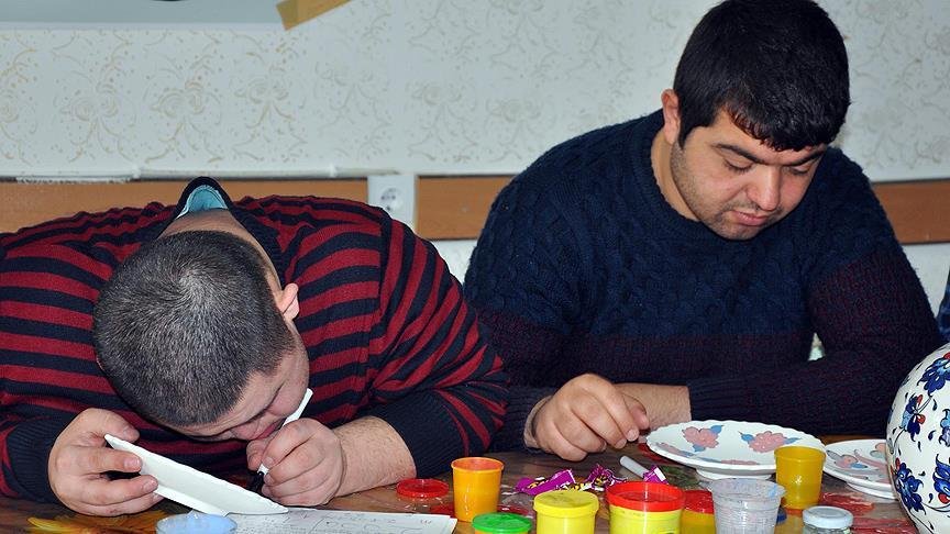 Engellerini çini yaparak aşıyorlar