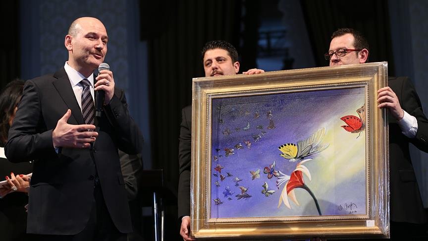 Soylu’nun kelebek hastaları için yaptığı resim 500 bin liraya satıldı