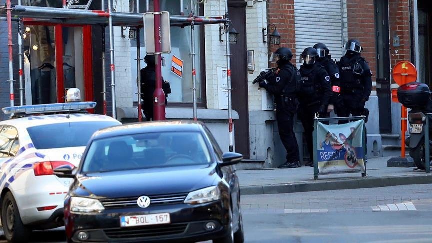 Brüksel’de olası silahlı kişiler polisi alarma geçirdi