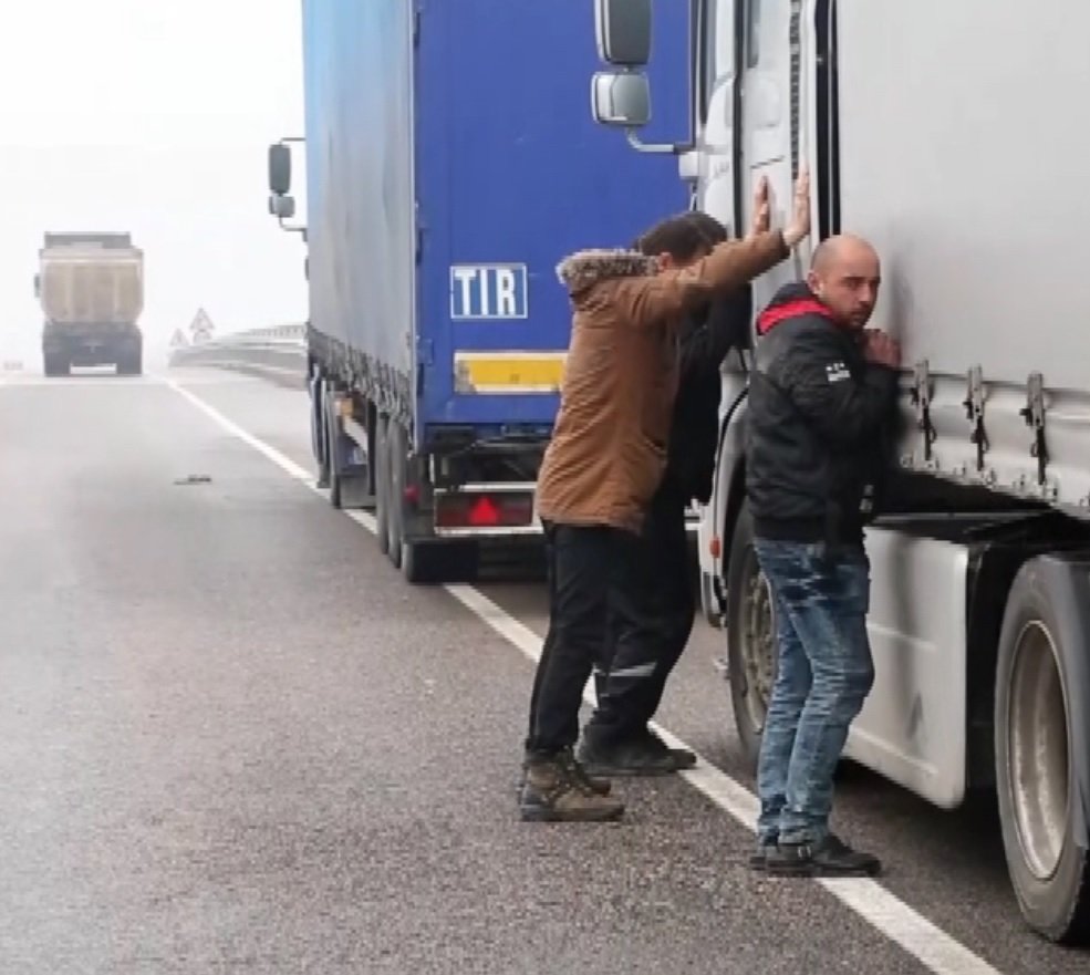 Arızalanan tır da yakalandılar