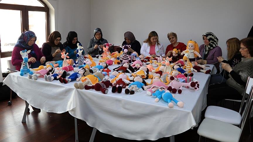 Lösemili çocuklar için organik ipten oyuncak ördüler