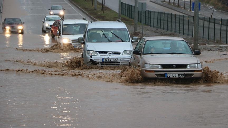 Yozgat’ta sağanak ve dolu yaşamı olumsuz etkildi
