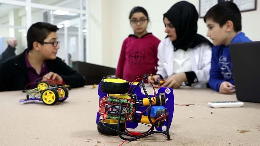 Robotik kodlama ile teknolojiyi öğreniyorlar