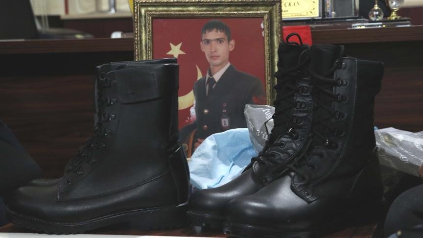 Şehit oğlunun botlarını Afrin’e götürdü