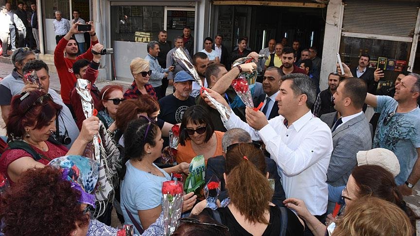 Nusaybin’e gelen turistler karanfillerle karşılandı
