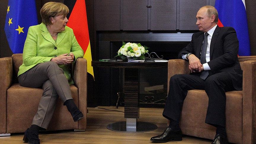 Putin, Merkel ile Suriye ve Ukrayna’yı görüştü