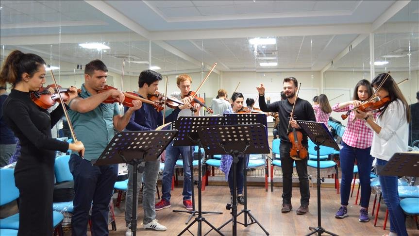 Halkı sanatla buluşturuyorlar