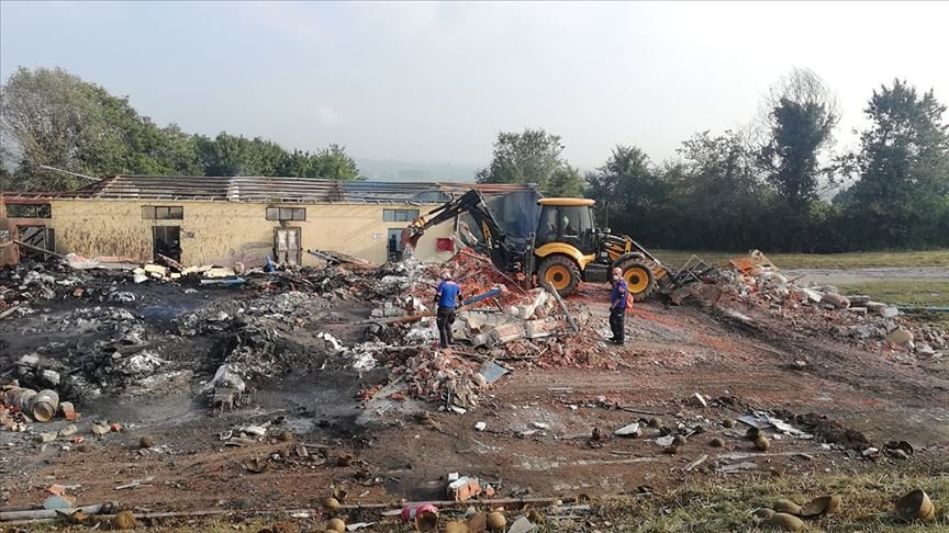 Sakarya’da itfaiye ekiplerinin soğutma ve iş makinelerinin enkaz kaldırma çalışmaları sürüyor