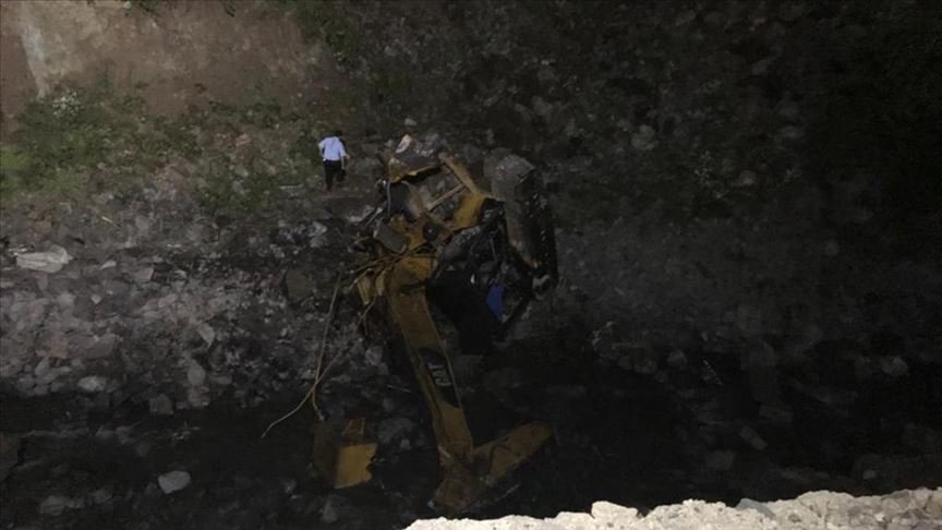 Gümüşhane’de heyelan nedeniyle iş makinesinin dereye devrilmesi sonucu 2 kişi öldü