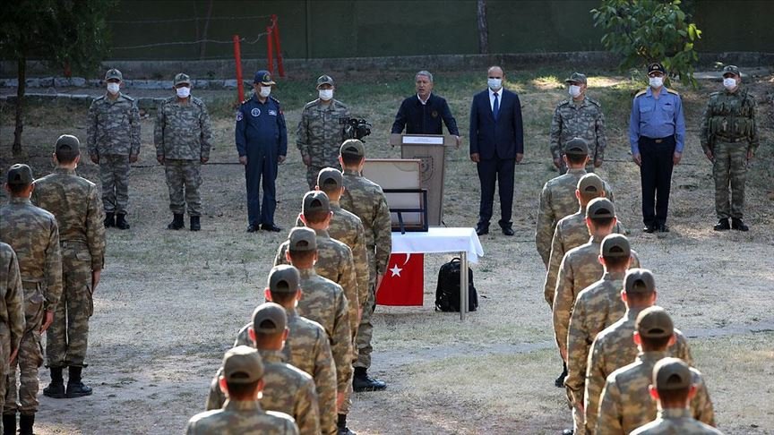 Bakan Akar ve TSK komuta kademesi ‘hudut kartallarıyla’ bayramlaştı