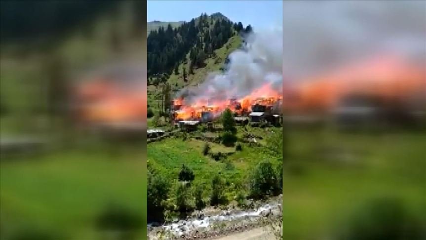 Artvin’de bir köyde yangın çıktı