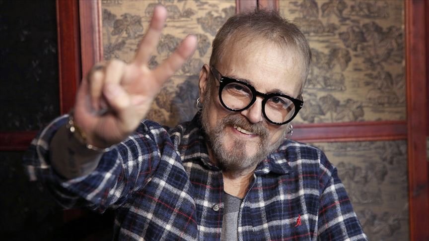‘1990’lı yılların neşeli popçusu: Harun Kolçak’