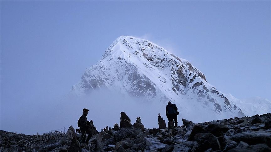 Everest dağcılara yeniden açılıyor