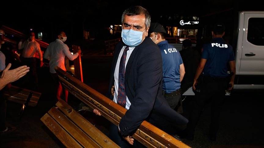 Bazı baro başkanlarının TBMM Çankaya kapısındaki bekleyişleri sürüyor