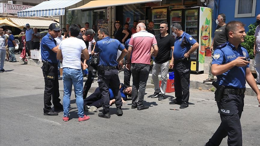 Antalya’da iki polis memurunu bıçakla yaralayan şüpheli bacağından vurularak yakalandı