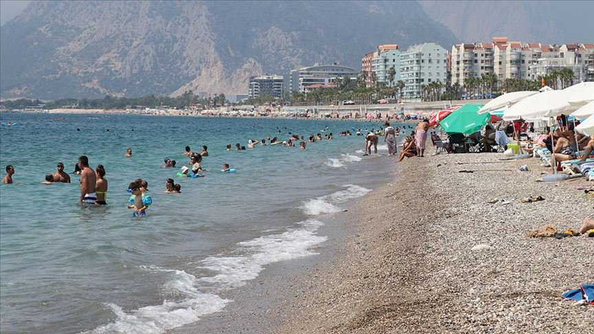 Antalya’da sıcak havadan bunalanlar sahillerde serinlemeye çalıştı