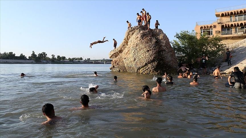Hava sıcaklığının 50 dereceye ulaştığı Bağdat’ta halk, çareyi Dicle Nehri’nde serinlemekte buluyor