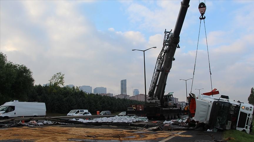 TEM Otoyolu’nda devrilen tır kaldırıldı