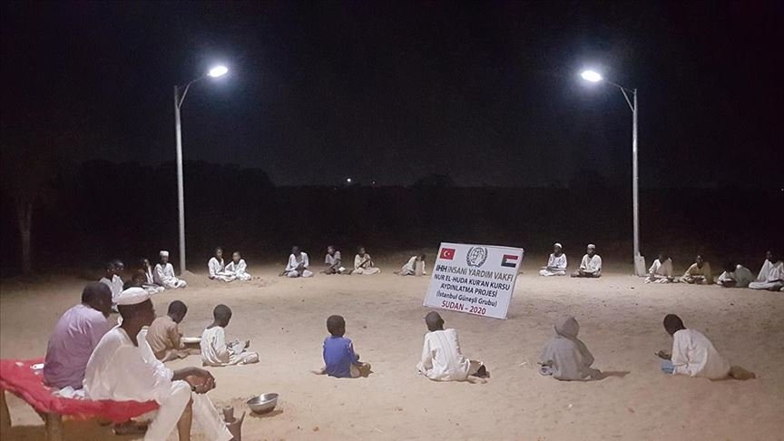 İHH’nin güneş enerjili aydınlatma sistemiyle Sudanlı öğrenciler akşamları da ders çalışabilecek
