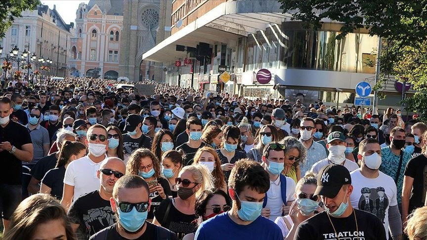 Sırbistan’da açık ve kapalı alanlardaki toplanmalara sınırlama getirildi