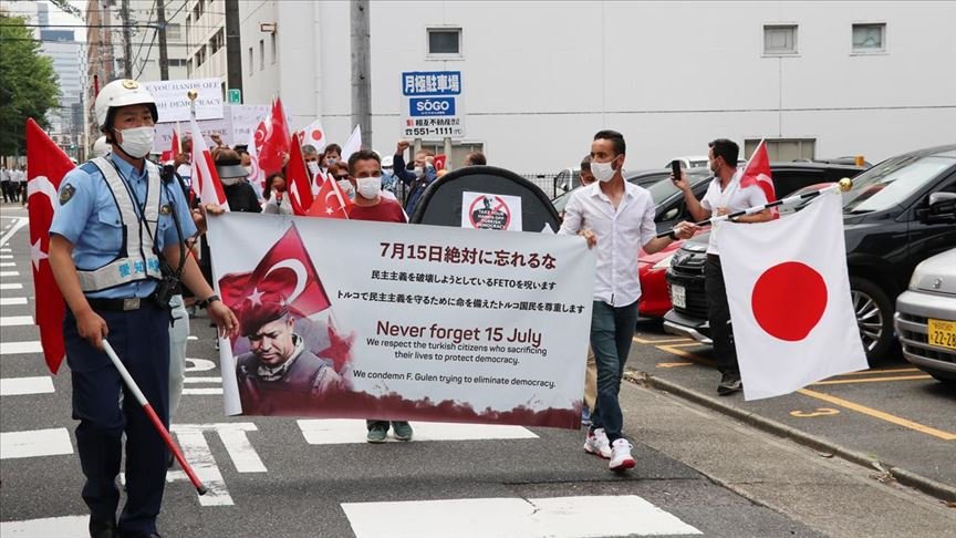 Nagoya’da FETÖ’ye ait okulun önünde terör örgütü protestosu