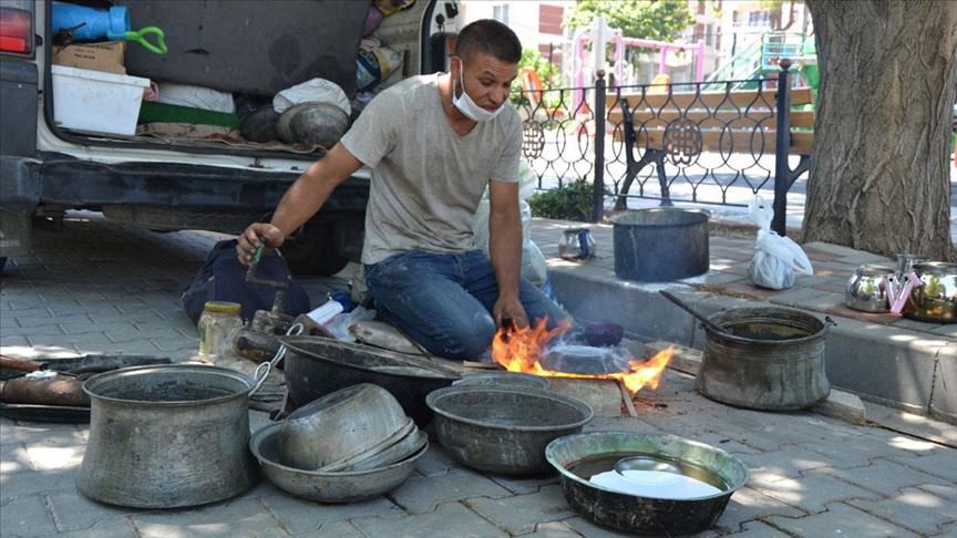 Mesleğini yaşatmak için Türkiye’yi gezip kalay yapıyor