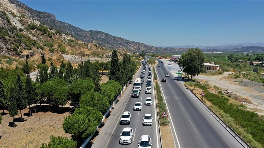 Tatilciler Aydın Söke’de 5 kilometrelik araç kuyruğu oluşturdu