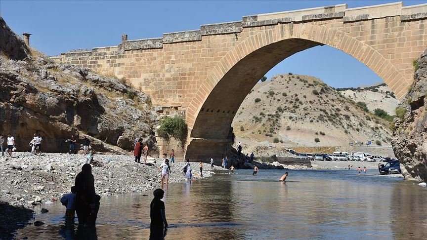 Nemrut’a tırmanmadan önce Kahta Çayı’nda serinliyorlar