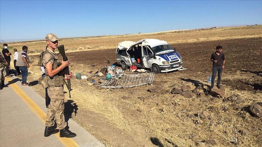 Şanlıurfa’da tarım işçilerini taşıyan minibüs devrildi: 20 yaralı