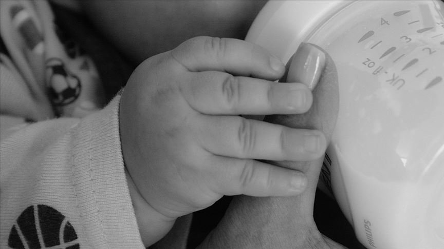 Annelere ‘salgın sürecinde bebeğinizi sütten kesmeyin’  önerisi