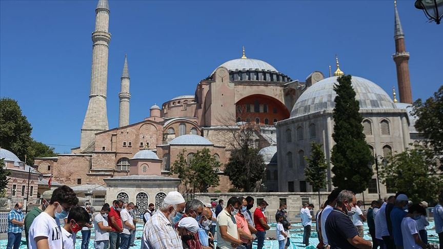 Ayasofya-i Kebir Cami-i Şerifi’ne yerli ve yabancı ziyaretçilerden yoğun ilgi