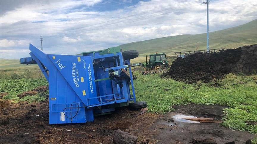 Ardahan’da şiddetli rüzgar ve hortum çatılara zarar verdi