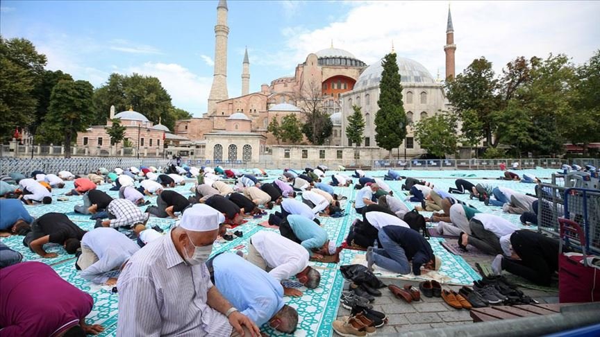 Ayasofya-i Kebir Cami-i Şerifi’nde hafta sonu da ziyaretçi yoğunluğu sürüyor