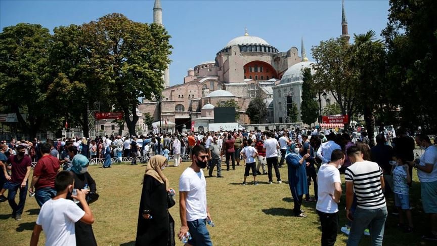 Ayasofya-i Kebir Cami-i Şerifi’nde bayramın ikinci günü ziyaretçi yoğunluğu yaşanıyor