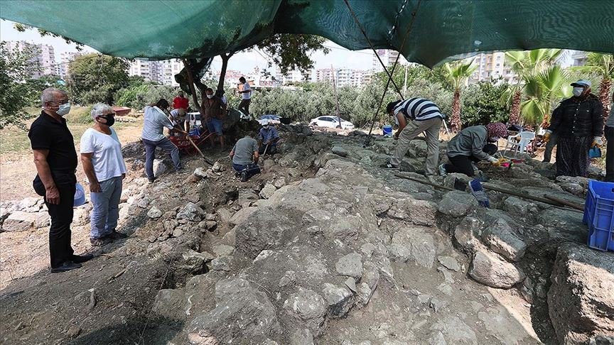 Mersin’de şair Aratos’un anıt mezarı kazılarında iç duvara ulaşıldı