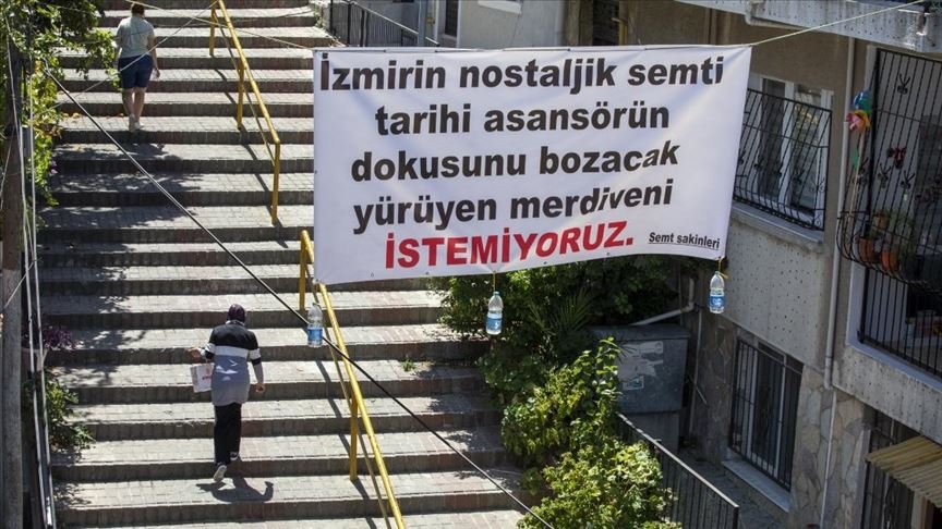 ‘Tarihi Asansör’ sokağına yapılacak yürüyen merdivene mahalleliden pankartlı tepki