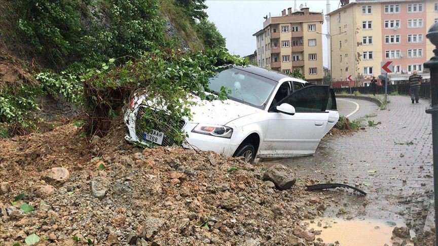 Rize’de yağmurla kayan toprağın altına aldığı otomobildeki 4 kişi kurtarıldı