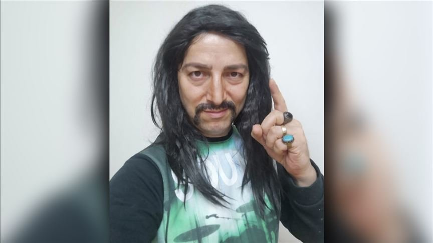Komedyen İsmail Baki Tuncer’den çocuklara Barış Manço taklidiyle ‘maske’ uyarısı
