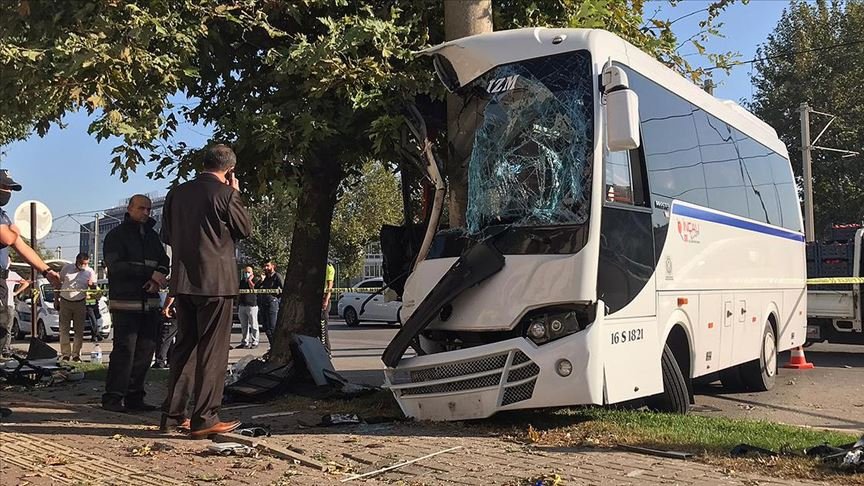 Bursa’da işçileri taşıyan servis aracı elektrik direğine çarptı: 2 ölü, 16 yaralı
