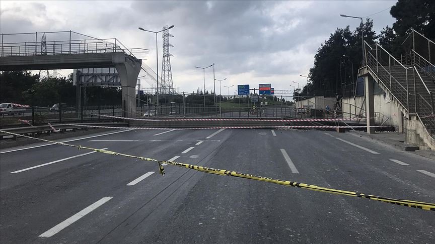 Eyüpsultan’da Hasdal-Kemerburgaz yolunda üst geçit çöktü