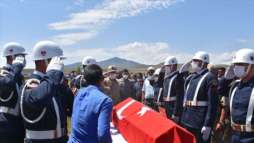 İzmir’de hayatını kaybeden asker Kars’ta son yolculuğuna uğurlandı