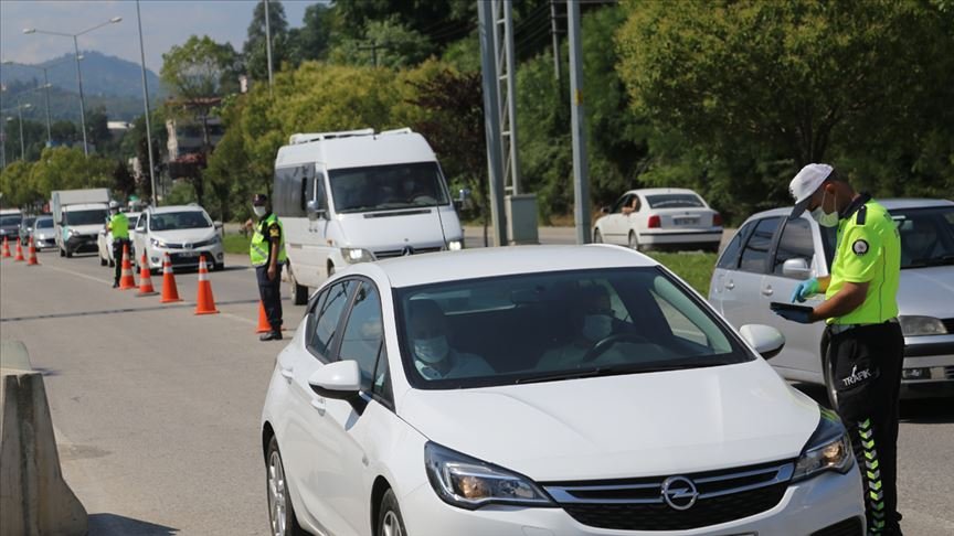 Yurt genelindeki trafik denetimlerinde 814 sürücünün belgesine el koyuldu
