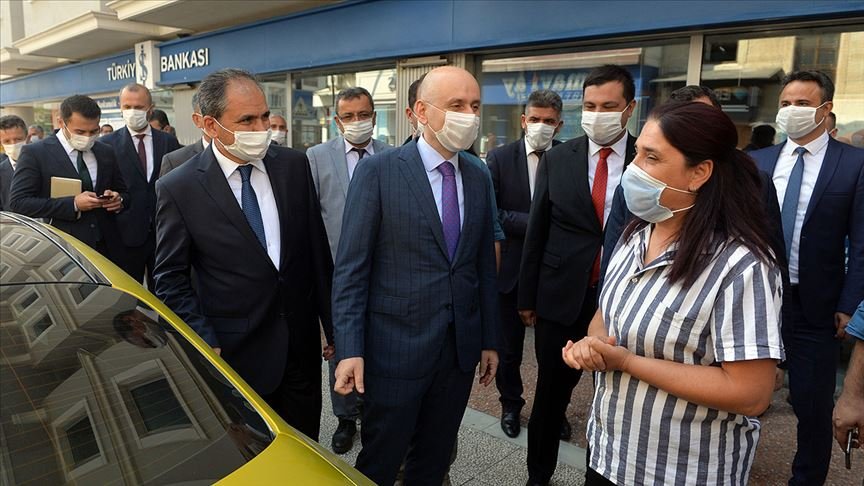 Bakan Karaismailoğlu Uşak’ta kadın şoförün çalıştığı taksi durağını ziyaret etti