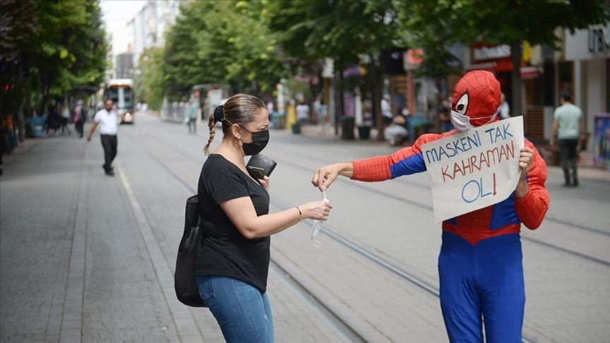 Eskişehirli Örümcek Adam’dan ‘maskeni tak, kahraman ol’ çağrısı
